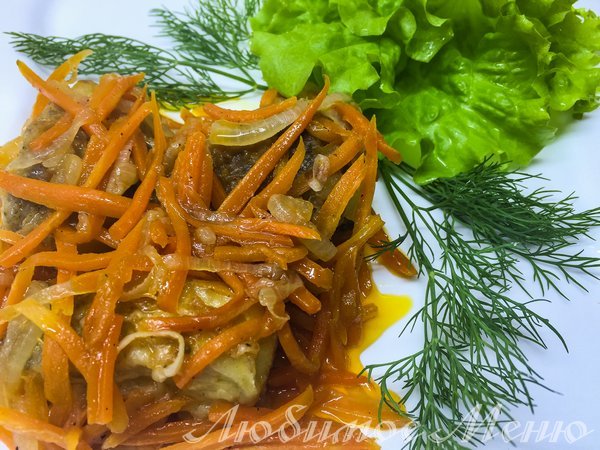 Минтай с луком и морковью на сковороде - фото-рецепт